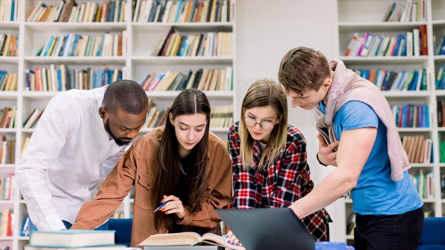 Интернациональный коллектив. Lse students. Best student maths photo. Students in library. Студенты в классе.